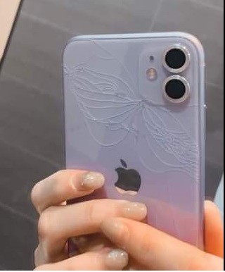 iPhone 失手摔碎奇蹟變出「天使翅膀」網友笑：也幫我摔一個藝術品
