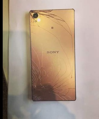 iPhone 失手摔碎奇蹟變出「天使翅膀」網友笑：也幫我摔一個藝術品