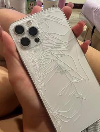 iPhone 失手摔碎奇蹟變出「天使翅膀」網友笑：也幫我摔一個藝術品