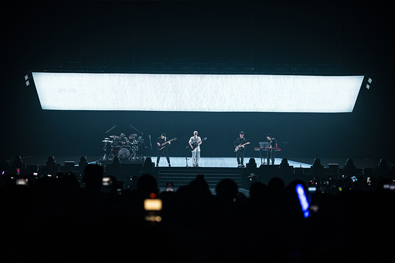 頂規質感隆重呈獻！周湯豪 「REALIVE」小巨蛋演唱會盛大落幕，粉絲驚呼：這舞台只有 Nick 做得出來