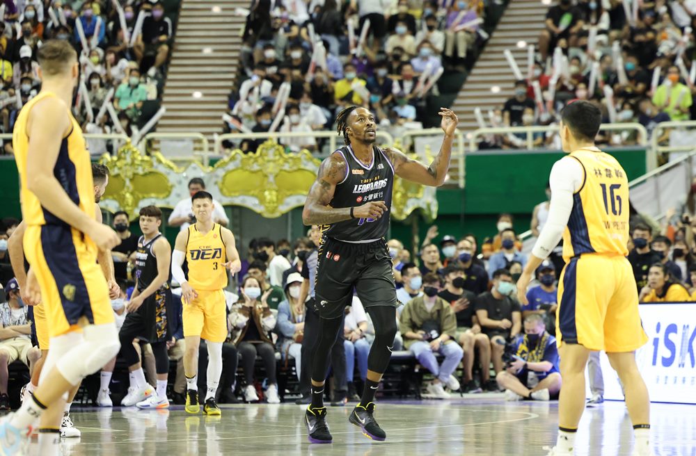 與隊友發生碰撞左膝不適！魔獸 Dwight Howard 確定休息兩週