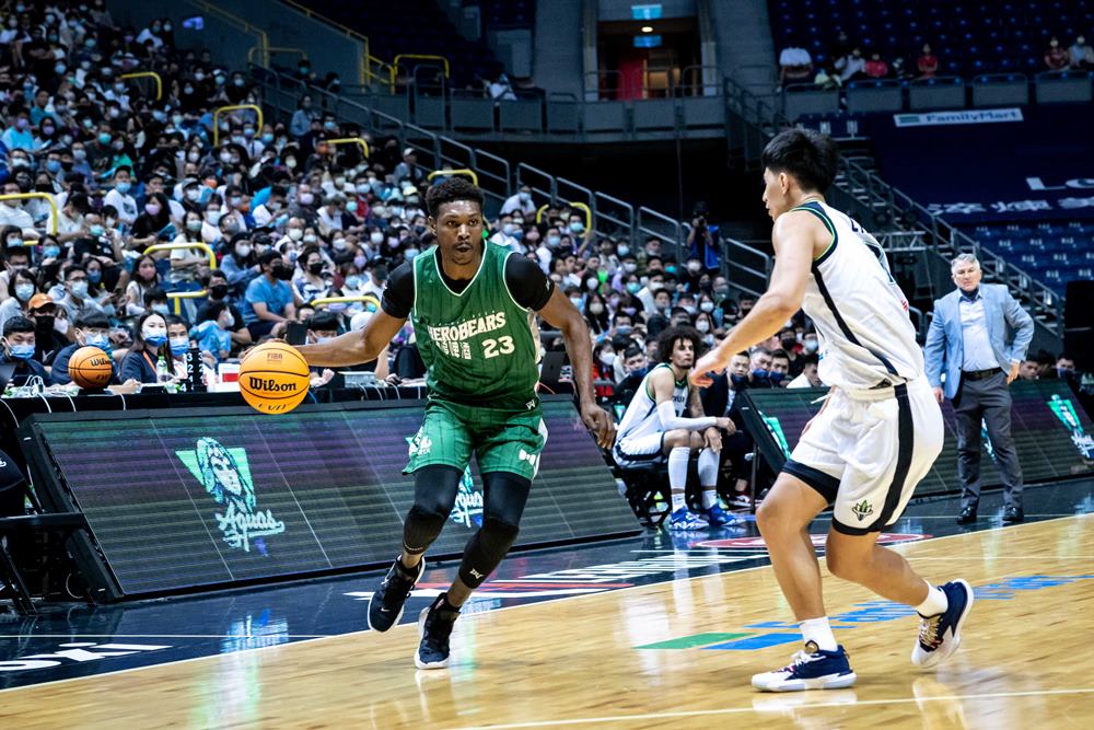 首戰登場就準絕殺！台啤英熊新洋將早哥關鍵拋投擊敗高雄海神，「詭異」慶祝舞蹈引熱議！