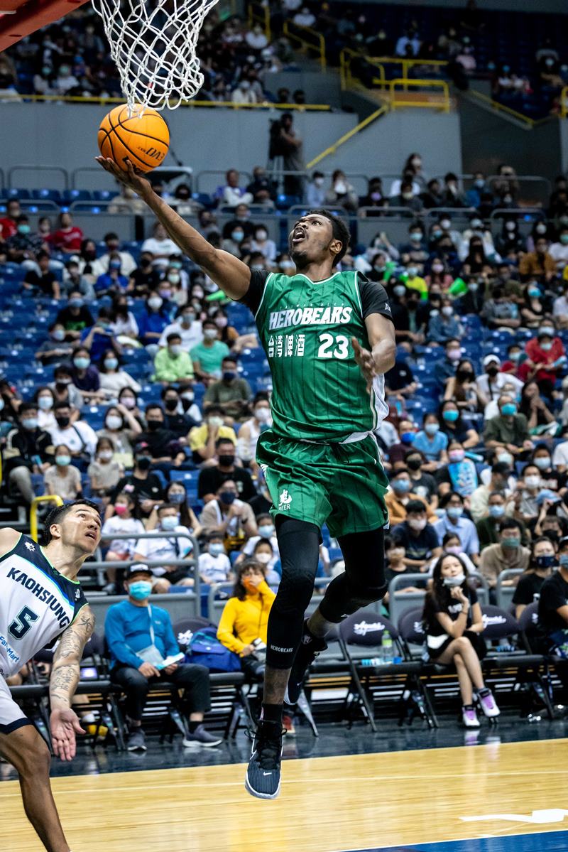 首戰登場就準絕殺！台啤英熊新洋將早哥關鍵拋投擊敗高雄海神，「詭異」慶祝舞蹈引熱議！