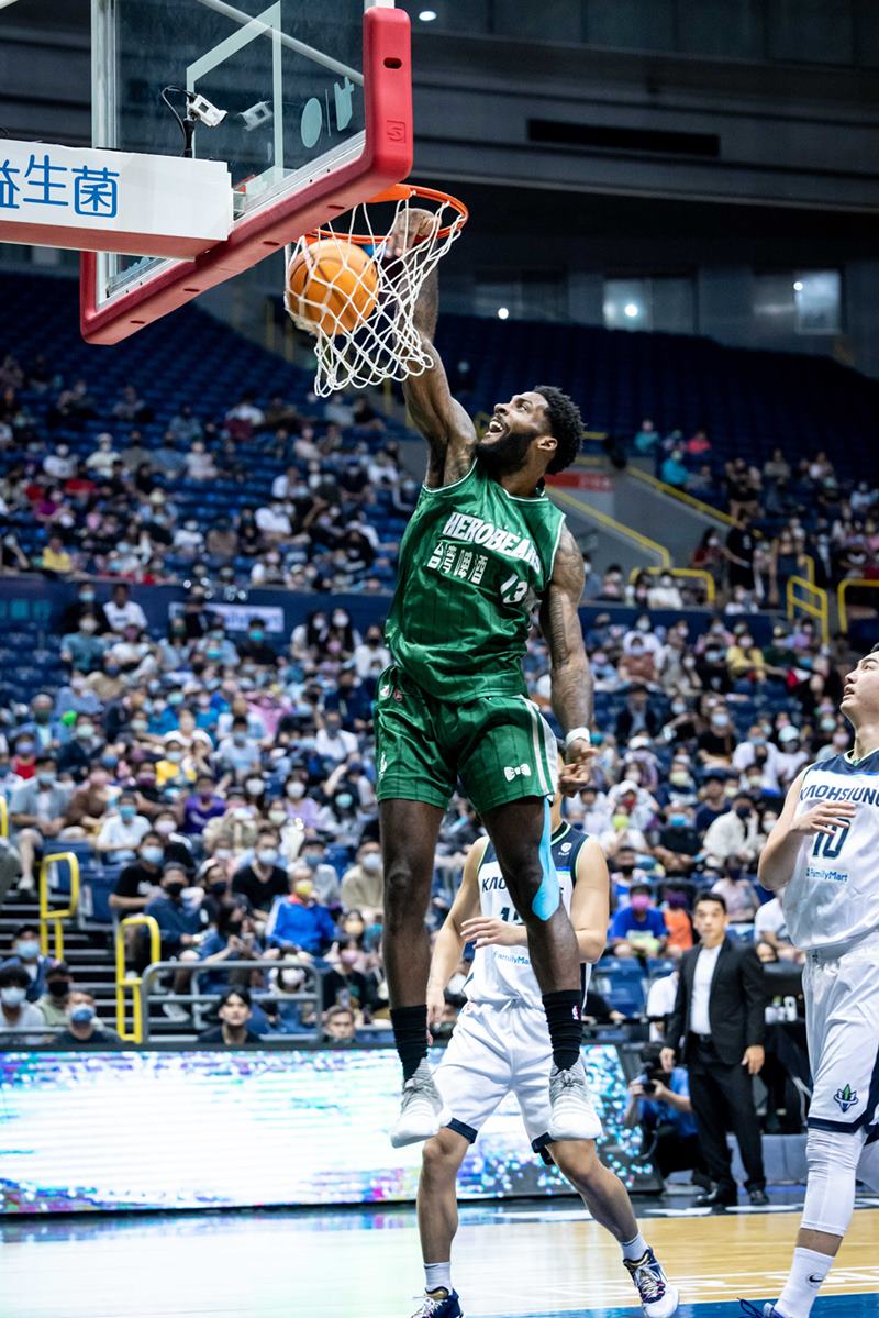 首戰登場就準絕殺！台啤英熊新洋將早哥關鍵拋投擊敗高雄海神，「詭異」慶祝舞蹈引熱議！