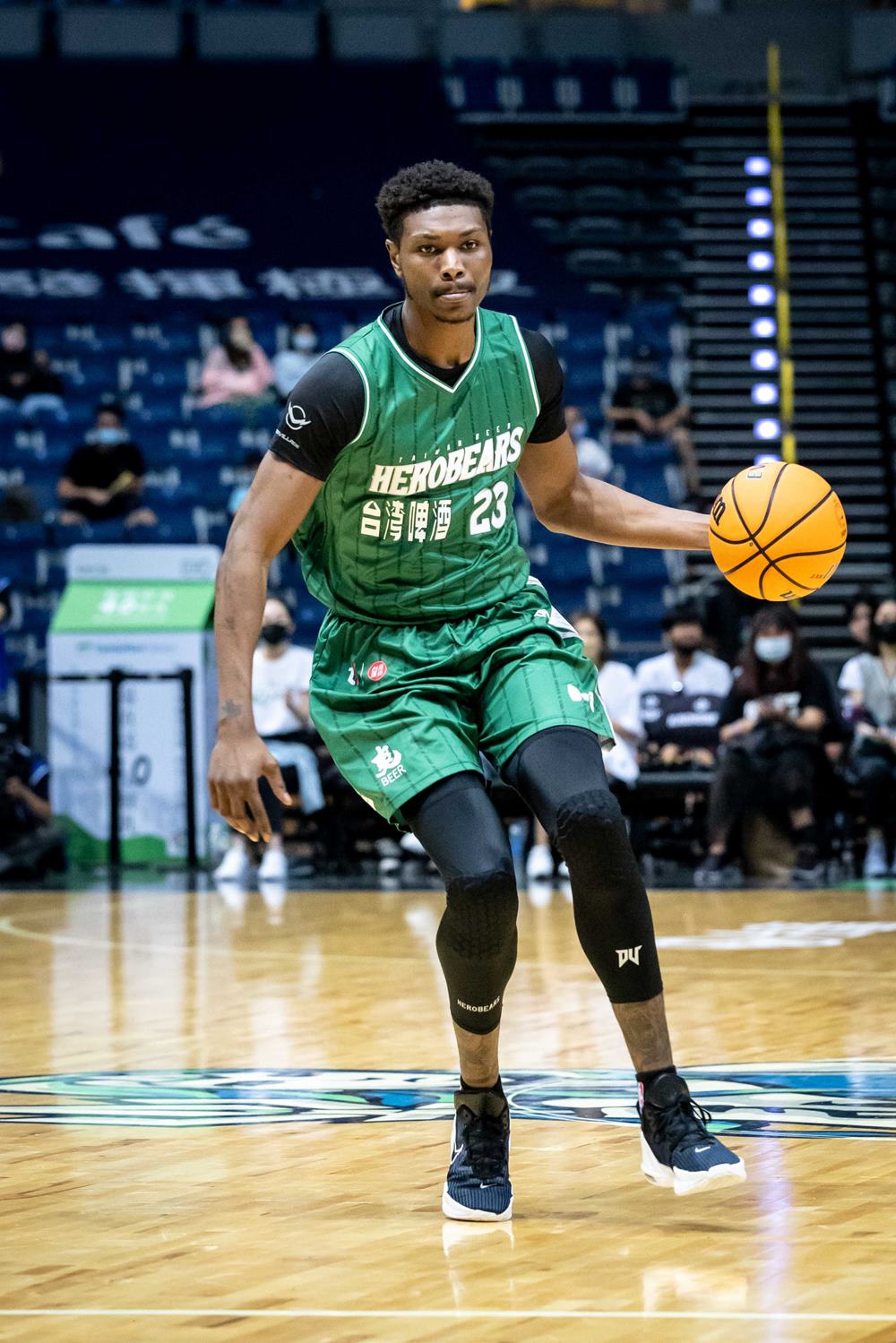 首戰登場就準絕殺！台啤英熊新洋將早哥關鍵拋投擊敗高雄海神，「詭異」慶祝舞蹈引熱議！