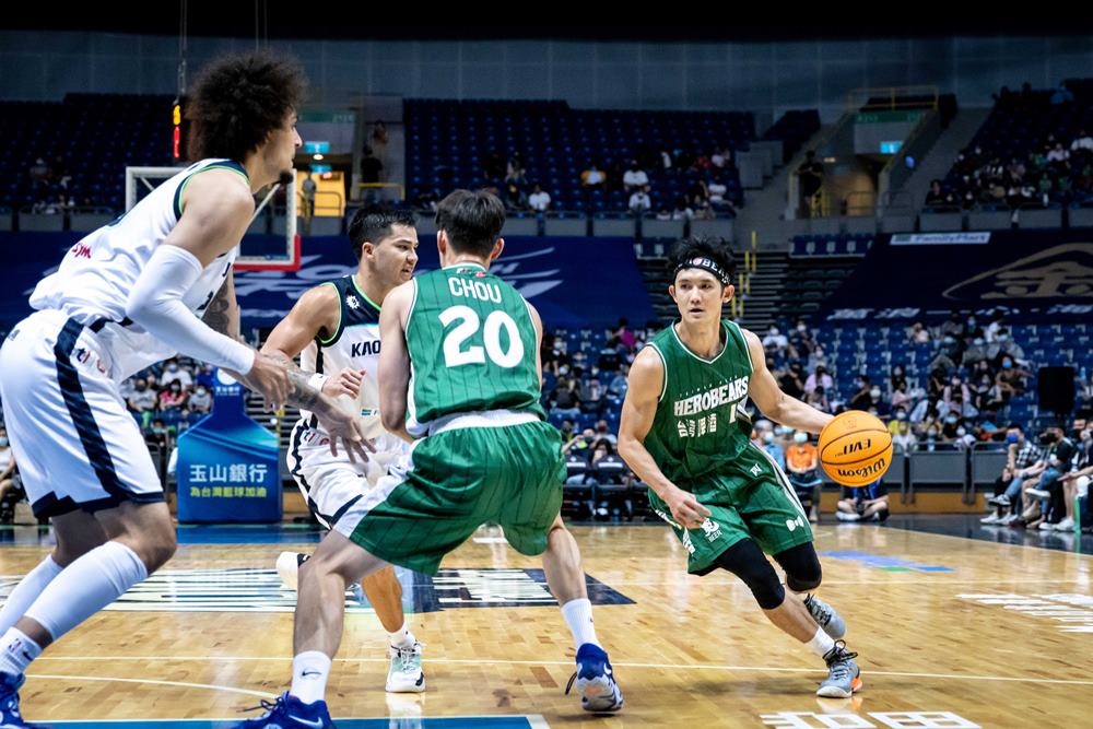 首戰登場就準絕殺！台啤英熊新洋將早哥關鍵拋投擊敗高雄海神，「詭異」慶祝舞蹈引熱議！