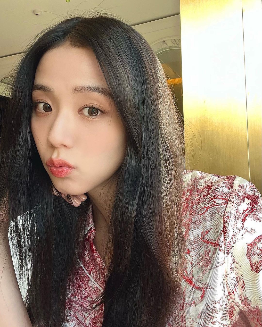 世巡才剛開始！ Jisoo 爆脖子出現「不明腫塊」　YG 聲明粉絲拳頭都硬了