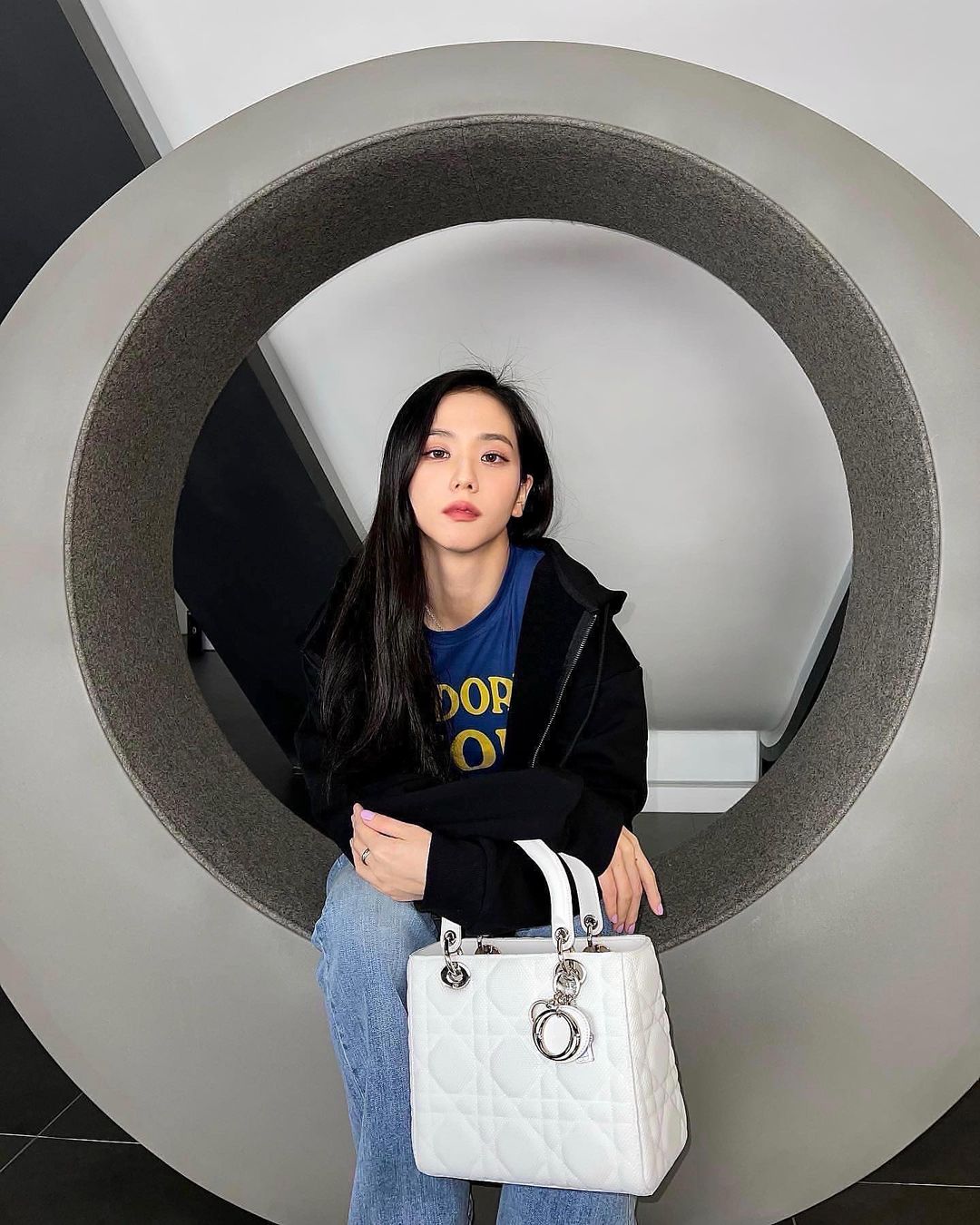 世巡才剛開始！ Jisoo 爆脖子出現「不明腫塊」　YG 聲明粉絲拳頭都硬了