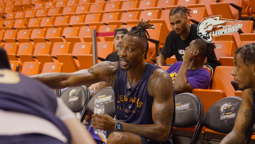 讚雲豹練習很「激烈」！Dwight Howard 首次參與實戰訓練，多次爆扣美技、外線連發展現 NBA 實力！