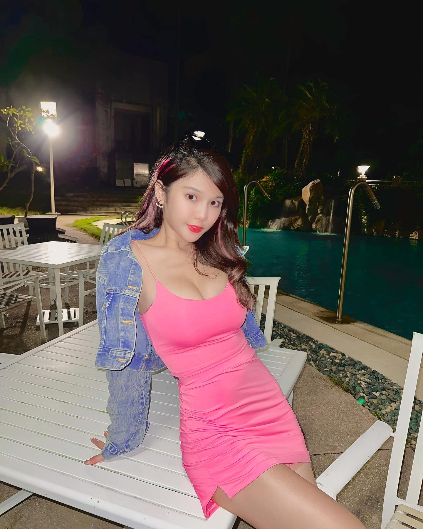 琳妲畢業照尺度超大！上空全裸只掛一片「學士領巾」渾圓側邊流出來