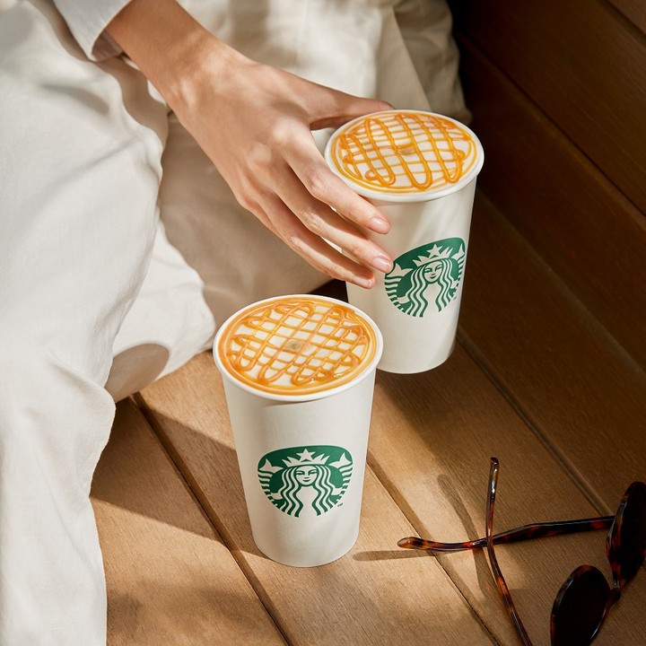 星巴克「買一送一」就在今天！2022 耶誕限定「太妃核果風味那堤、薄荷風味摩卡咖啡」經典回歸