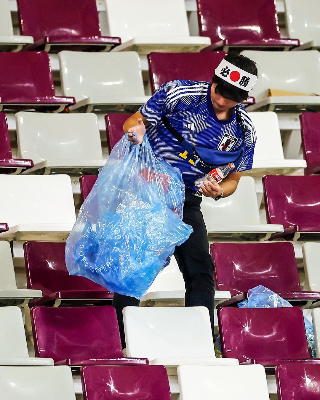 贏得世界尊敬！日本球迷賽後收場館垃圾大獲好評，球員休息室一塵不染還附紙鶴說「謝謝」！