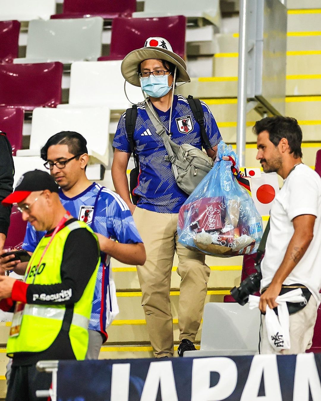 贏得世界尊敬！日本球迷賽後收場館垃圾大獲好評，球員休息室一塵不染還附紙鶴說「謝謝」！