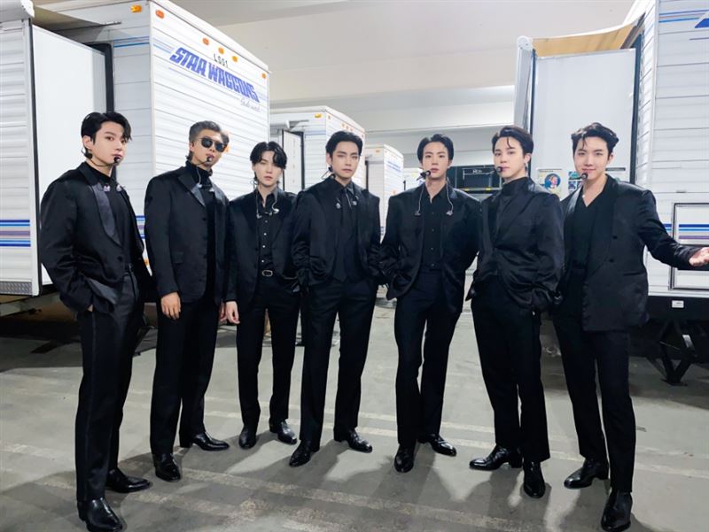 世足賽開幕嘉賓真的是他！ BTS 柾國勁黑裝獨自登台　揪卡達歌手獻唱世足主題曲《 Dreamers 》