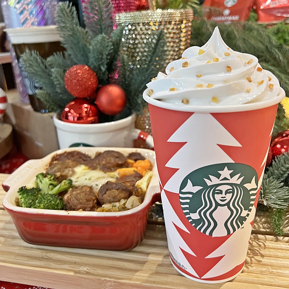 星巴克「買一送一」就在今天！2022 耶誕限定「太妃核果風味那堤、薄荷風味摩卡咖啡」經典回歸