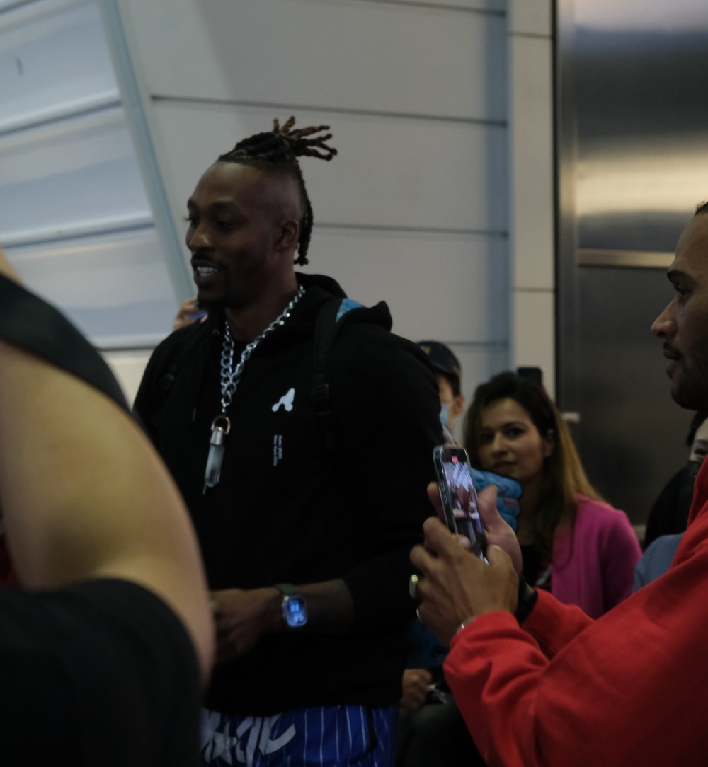 破 500 名粉絲接機！魔獸 Dwight Howard 正式抵台，桃機大喊：我是超人！