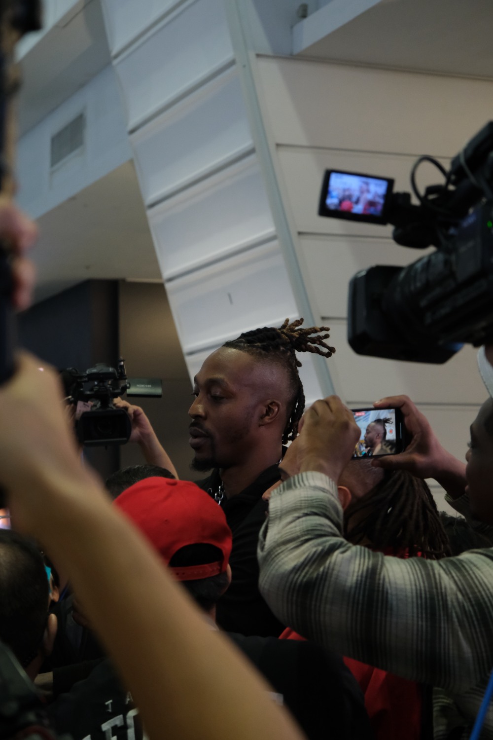 破 500 名粉絲接機！魔獸 Dwight Howard 正式抵台，桃機大喊：我是超人！