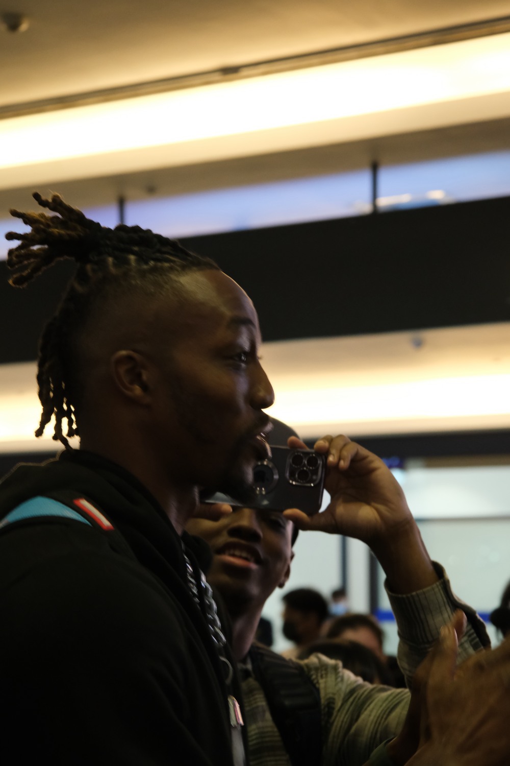 破 500 名粉絲接機！魔獸 Dwight Howard 正式抵台，桃機大喊：我是超人！