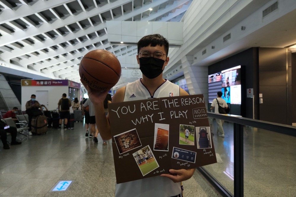 破 500 名粉絲接機！魔獸 Dwight Howard 正式抵台，桃機大喊：我是超人！