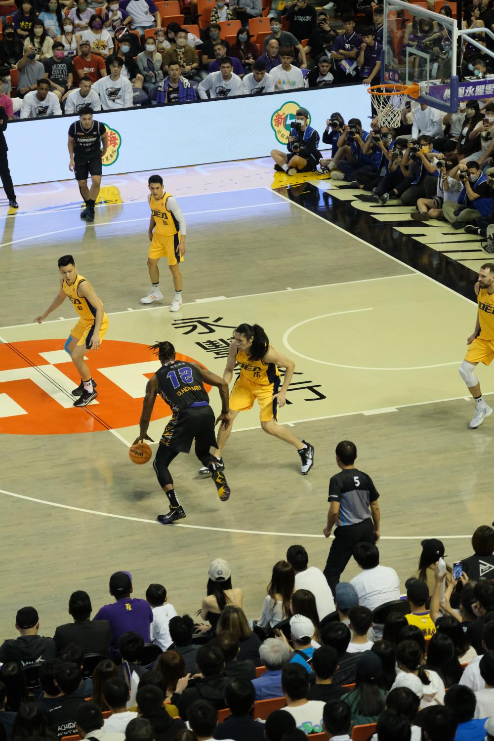 全場高喊 MVP！Dwight Howard 首戰砍 38+25+9 準大三元，帶領雲豹上演大逆轉！