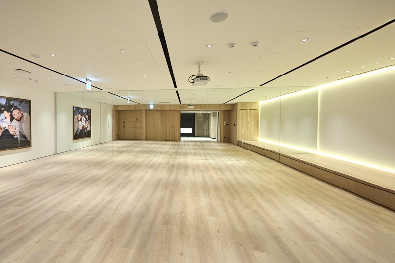 新北國王毛總和李睿麒陽光演繹！lululemon 全台首間獨立街邊店「忠孝復興門市」盛大開幕