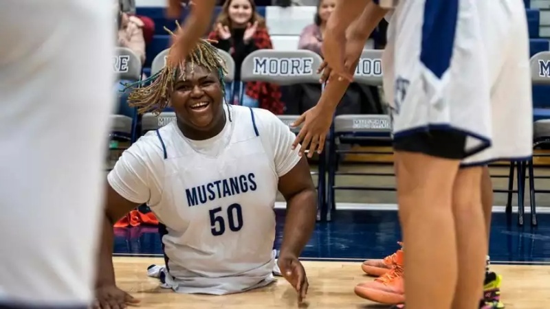 影 / 超勵志！天生沒有雙腿的 Josiah Johnson 靠決心和努力入選籃球校隊，抄截遠投樣樣行！