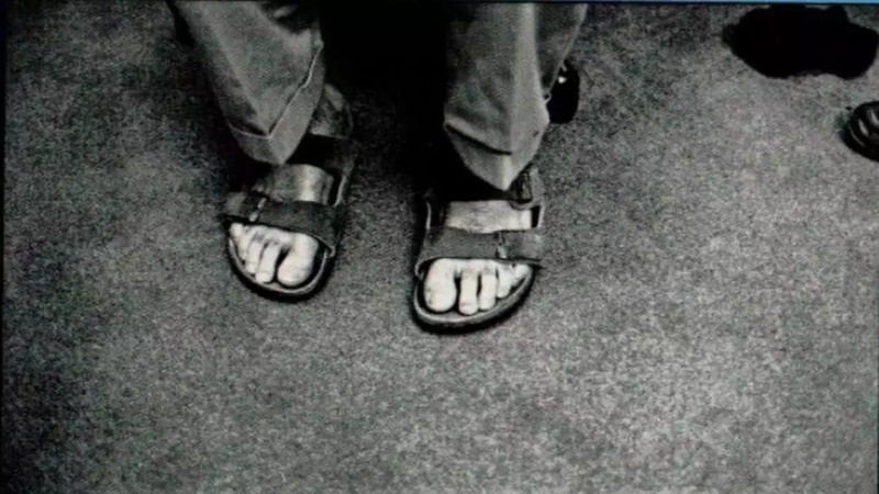 富貴的腳氣！ Steve Jobs 親著過的 Birkenstock 拖鞋以台幣 680 萬天價出售！