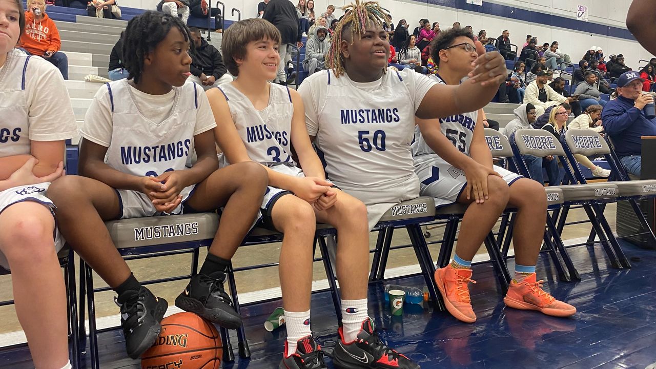 影 / 超勵志！天生沒有雙腿的 Josiah Johnson 靠決心和努力入選籃球校隊，抄截遠投樣樣行！