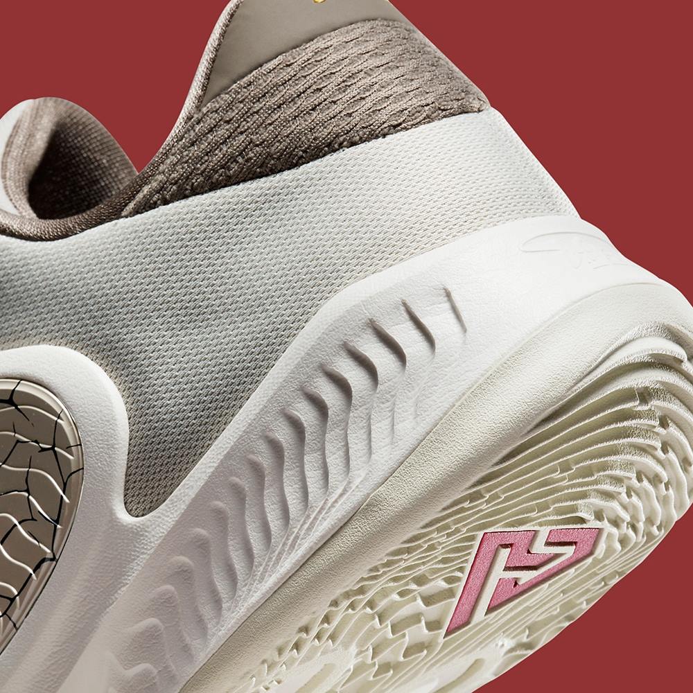 這樣的代言人哪裡找？字母哥強脫隊友的 adidas 球鞋，硬逼穿上自己的 Nike Freak 4！