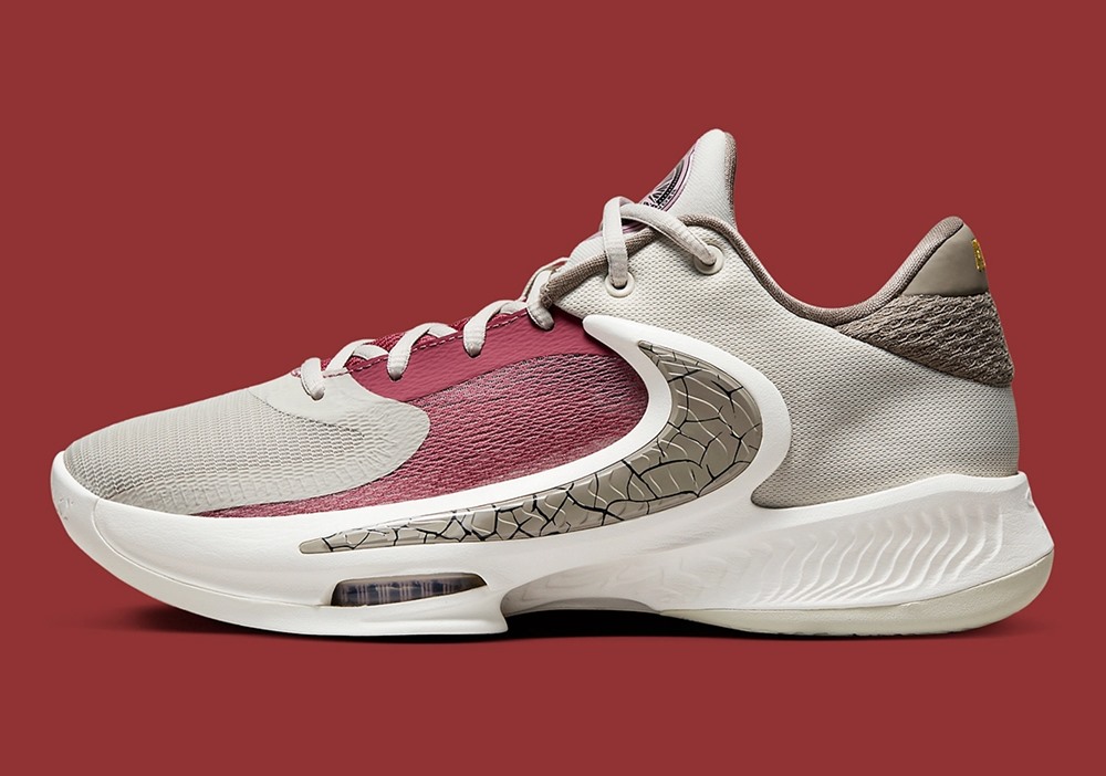 這樣的代言人哪裡找？字母哥強脫隊友的 adidas 球鞋，硬逼穿上自己的 Nike Freak 4！