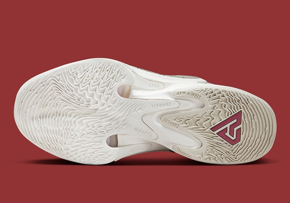 這樣的代言人哪裡找？字母哥強脫隊友的 adidas 球鞋，硬逼穿上自己的 Nike Freak 4！