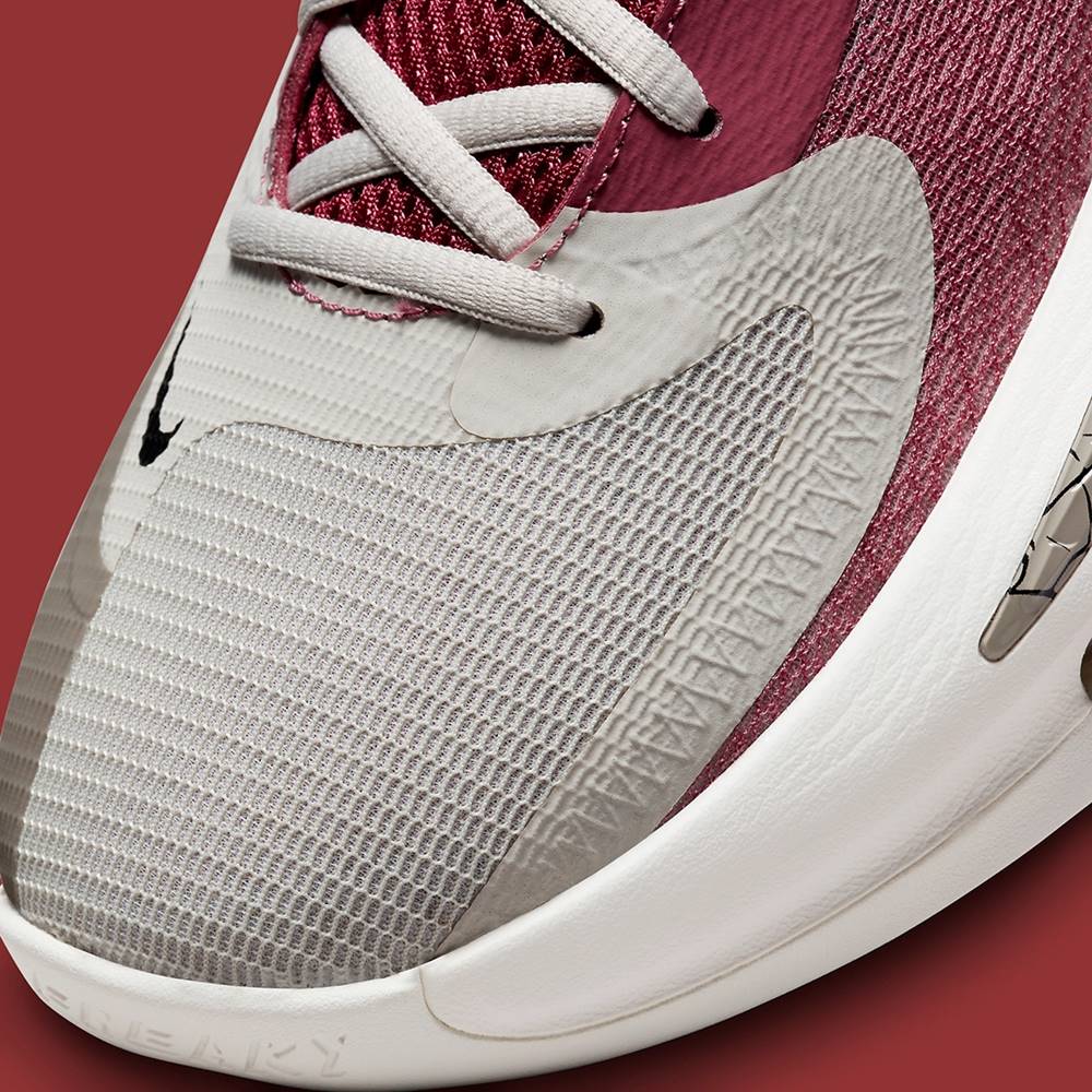 這樣的代言人哪裡找？字母哥強脫隊友的 adidas 球鞋，硬逼穿上自己的 Nike Freak 4！