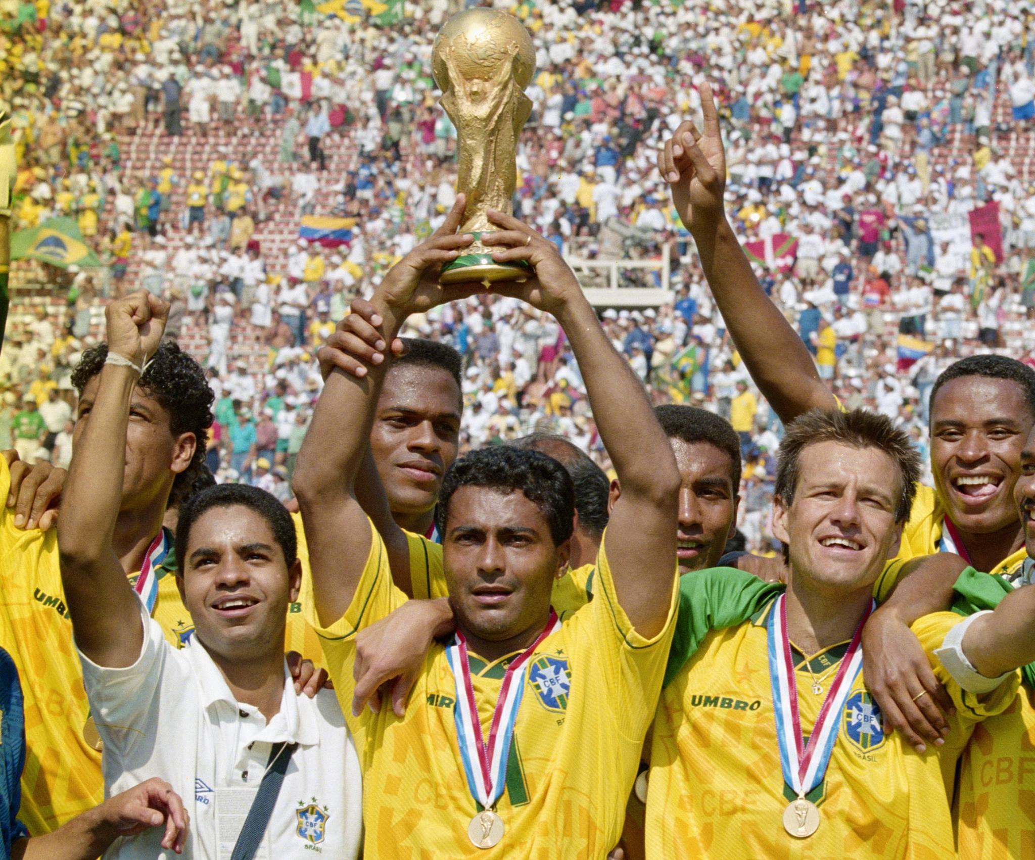 皇后樂團、拉丁天王天后獻聲演唱！就算沒看球，你也一定聽過的世足主題曲