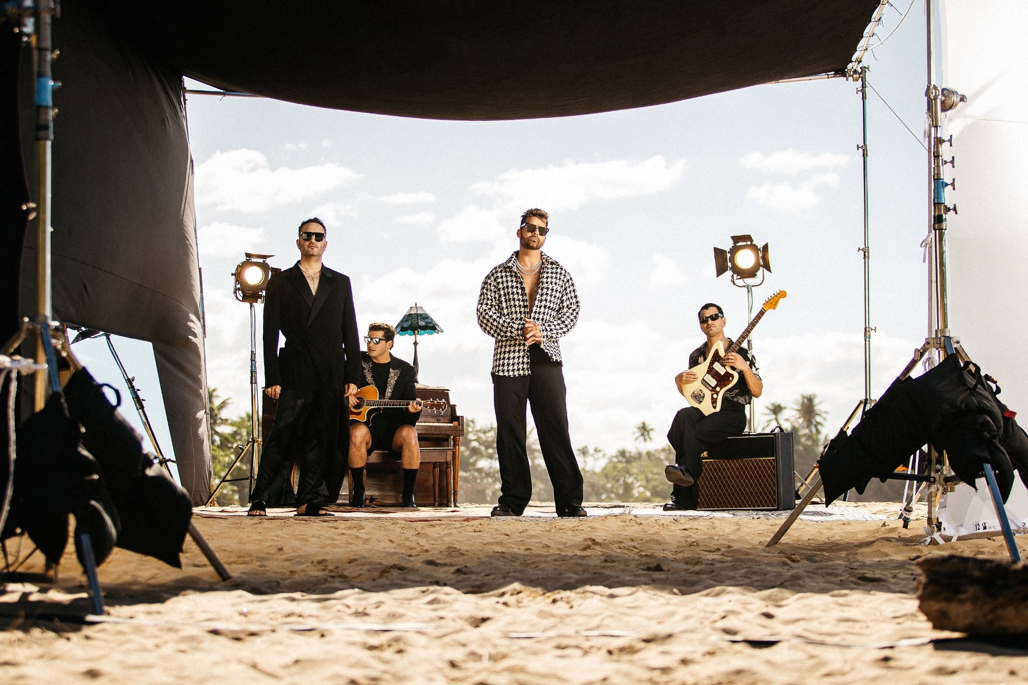 皇后樂團、拉丁天王天后獻聲演唱！就算沒看球，你也一定聽過的世足主題曲