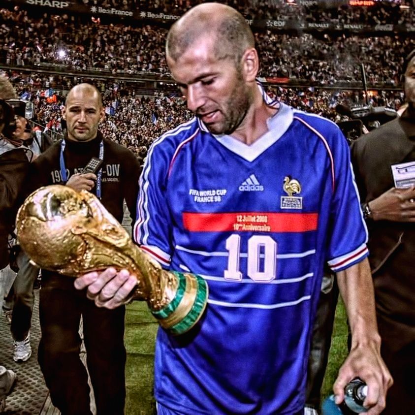 皇后樂團、拉丁天王天后獻聲演唱！就算沒看球，你也一定聽過的世足主題曲