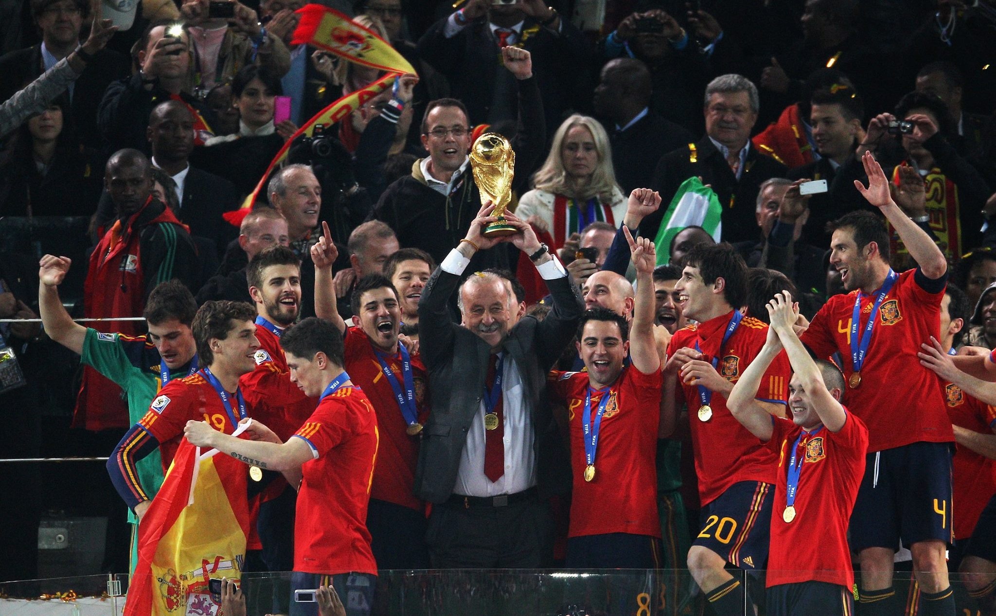 皇后樂團、拉丁天王天后獻聲演唱！就算沒看球，你也一定聽過的世足主題曲