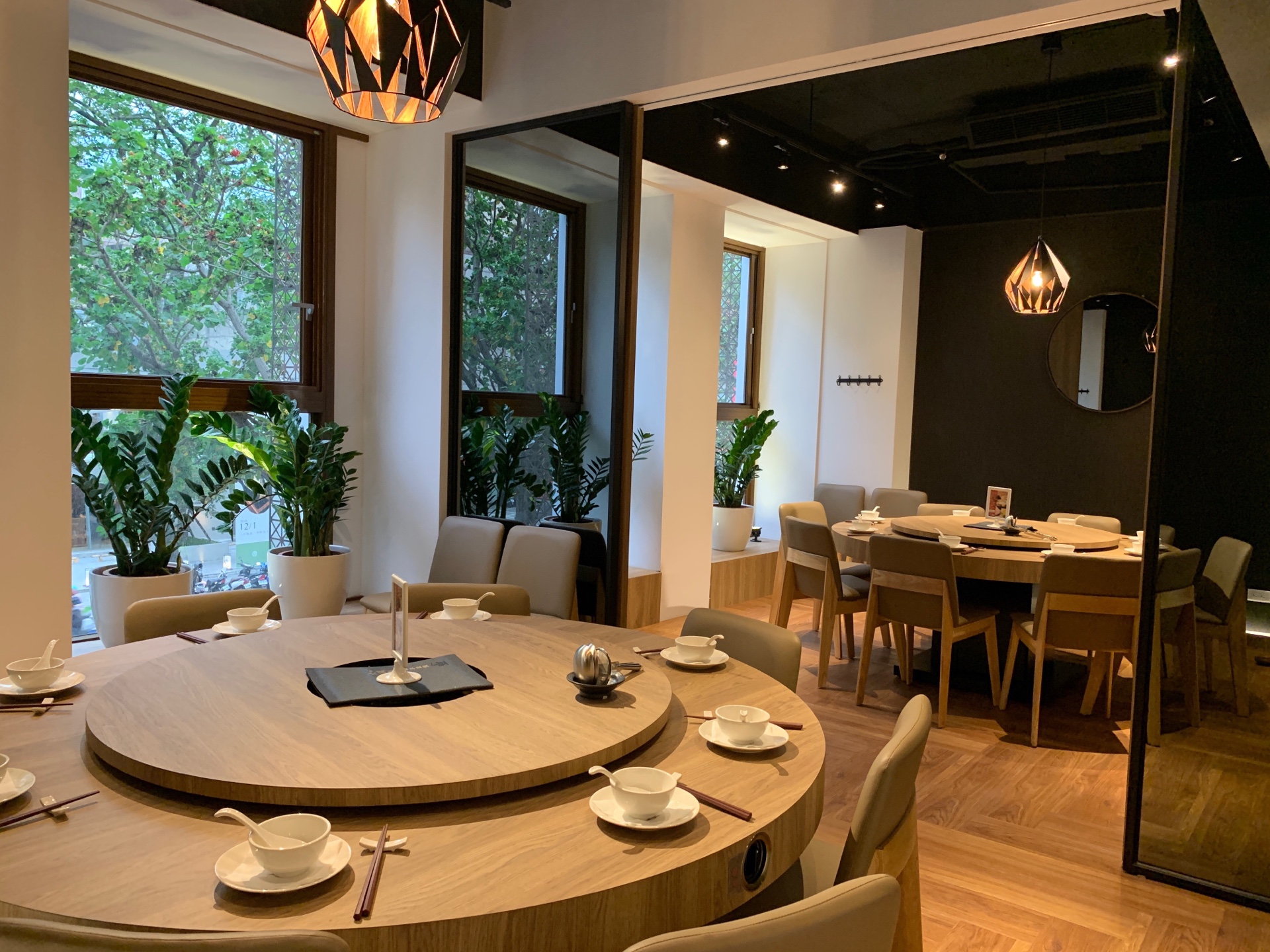 冬天就是要吃火鍋！五間特殊湯底火鍋盤點，季節限定「白酒胭脂蝦」、「胡椒豬肚雞」湯底、「神戶黑毛和牛」瞬移日本