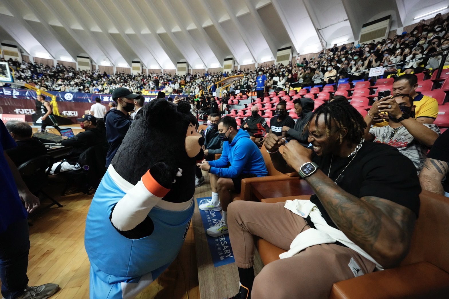 力挺台灣籃球！Dwight Howard 現身輔大觀戰 UBA 大專籃球聯賽，場邊熱舞超級嗨！