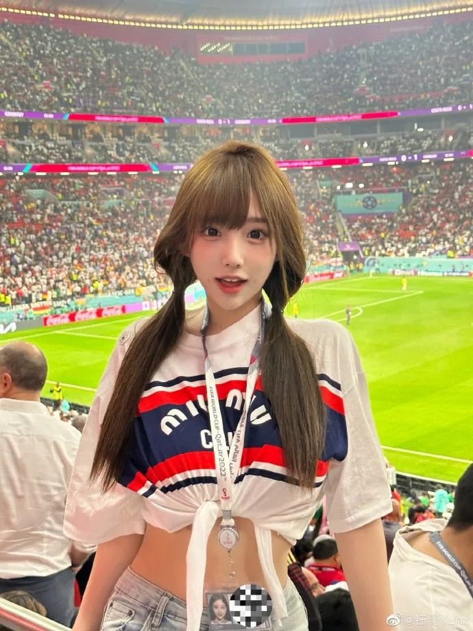 這位世足女球迷成場外嬌點，眾人愣呆：「有點像橋本有菜」
