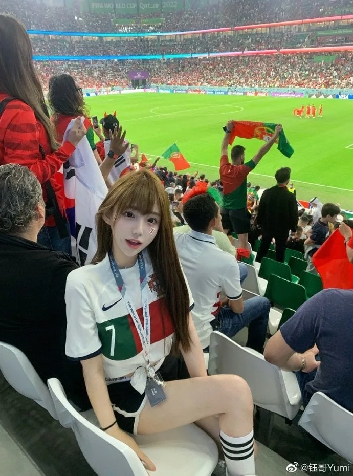 這位世足女球迷成場外嬌點，眾人愣呆：「有點像橋本有菜」