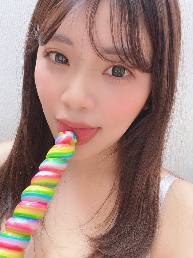 網友激讚「這個眨眼有夠電！」2021 年舊作掀熱議，火燙打進一週暢銷排行