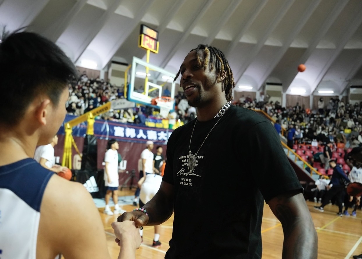 力挺台灣籃球！Dwight Howard 現身輔大觀戰 UBA 大專籃球聯賽，場邊熱舞超級嗨！