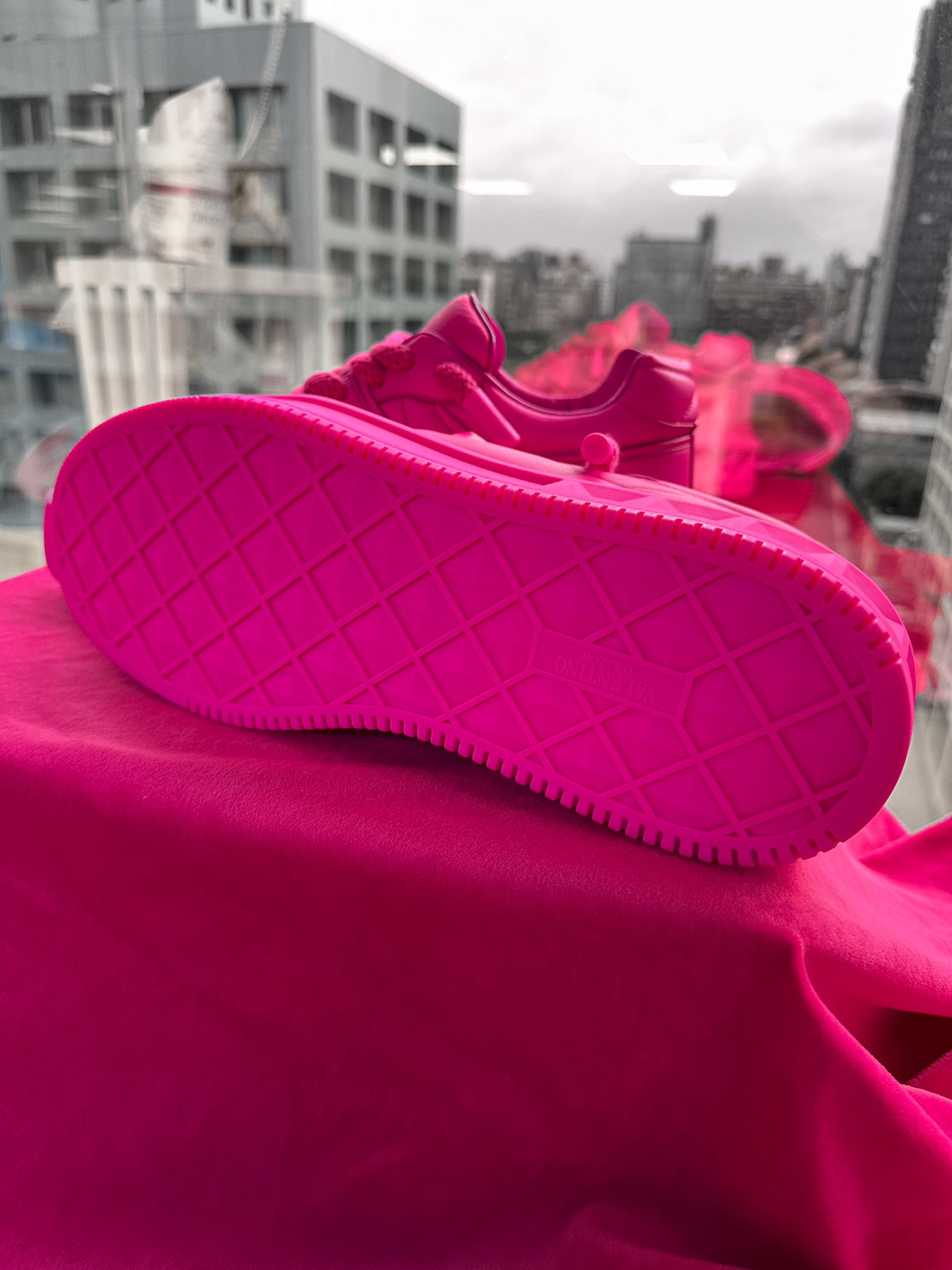 COOL開箱｜奢華與街頭間的絕佳平衡！近賞 Valentino Garavani One Stud XL 鞋款  堪稱藝術品等級！