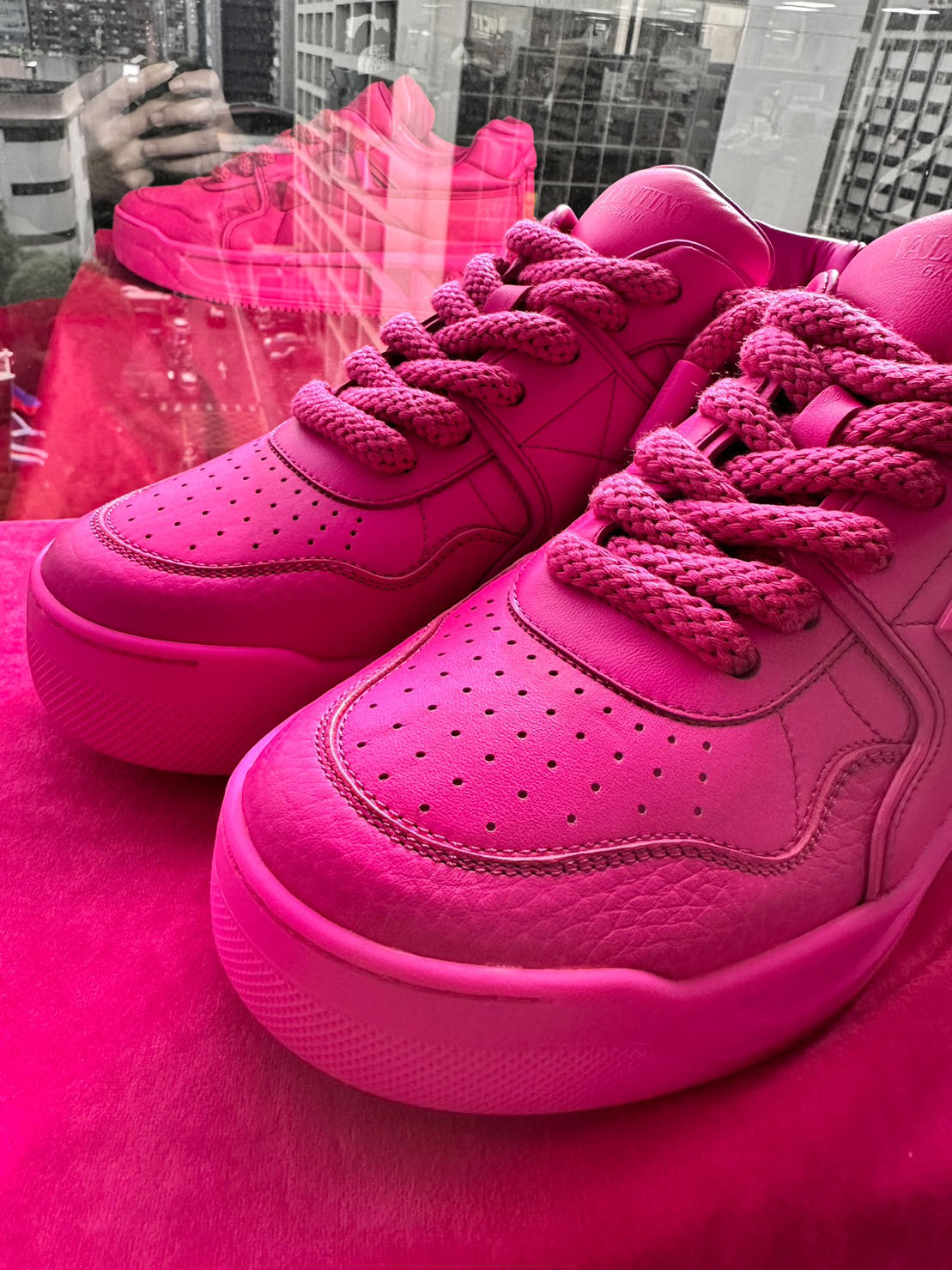 COOL開箱｜奢華與街頭間的絕佳平衡！近賞 Valentino Garavani One Stud XL 鞋款  堪稱藝術品等級！