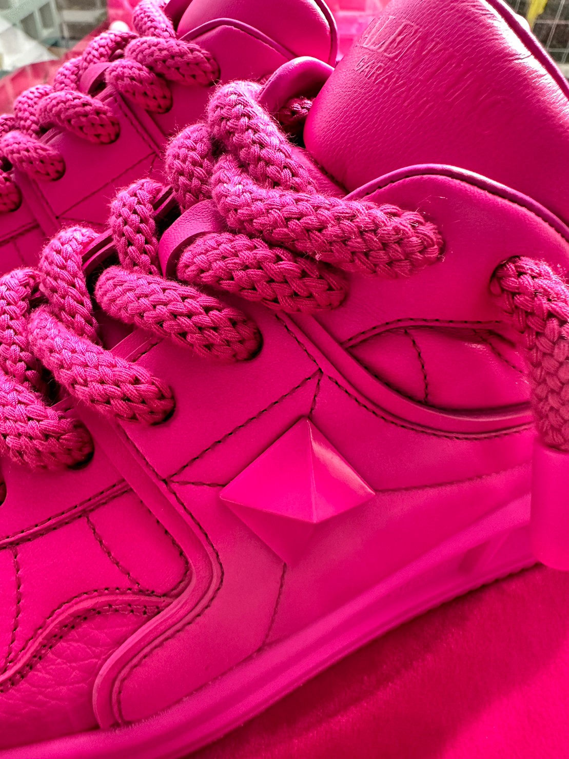 COOL開箱｜奢華與街頭間的絕佳平衡！近賞 Valentino Garavani One Stud XL 鞋款  堪稱藝術品等級！