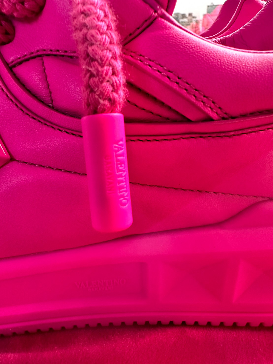 COOL開箱｜奢華與街頭間的絕佳平衡！近賞 Valentino Garavani One Stud XL 鞋款  堪稱藝術品等級！