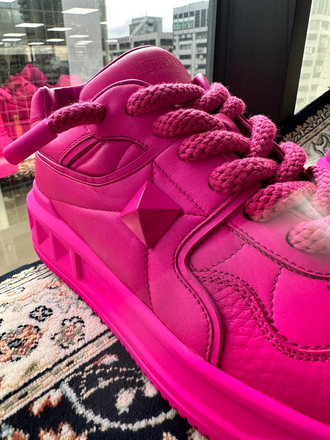 COOL開箱｜奢華與街頭間的絕佳平衡！近賞 Valentino Garavani One Stud XL 鞋款  堪稱藝術品等級！