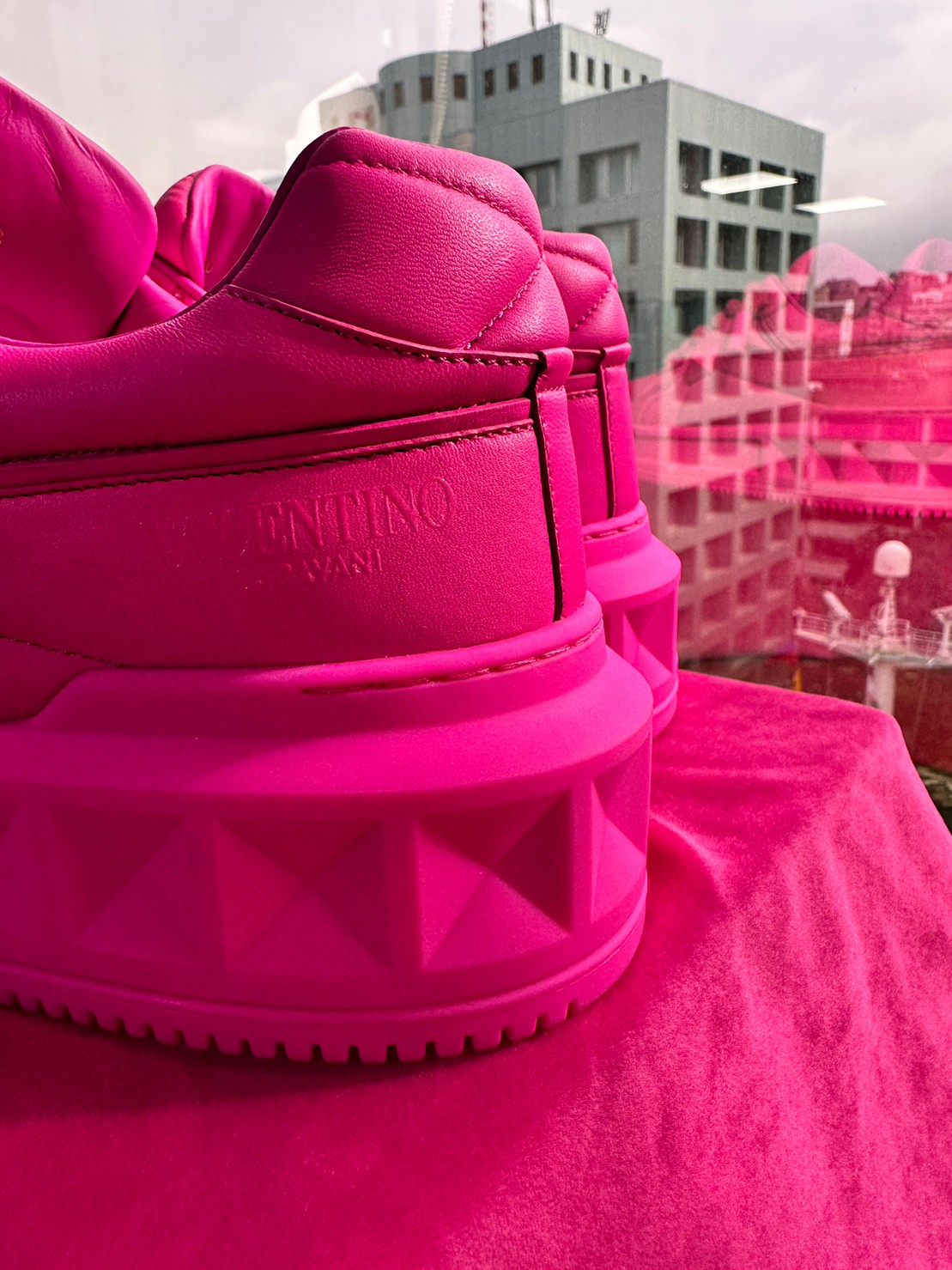 COOL開箱｜奢華與街頭間的絕佳平衡！近賞 Valentino Garavani One Stud XL 鞋款  堪稱藝術品等級！