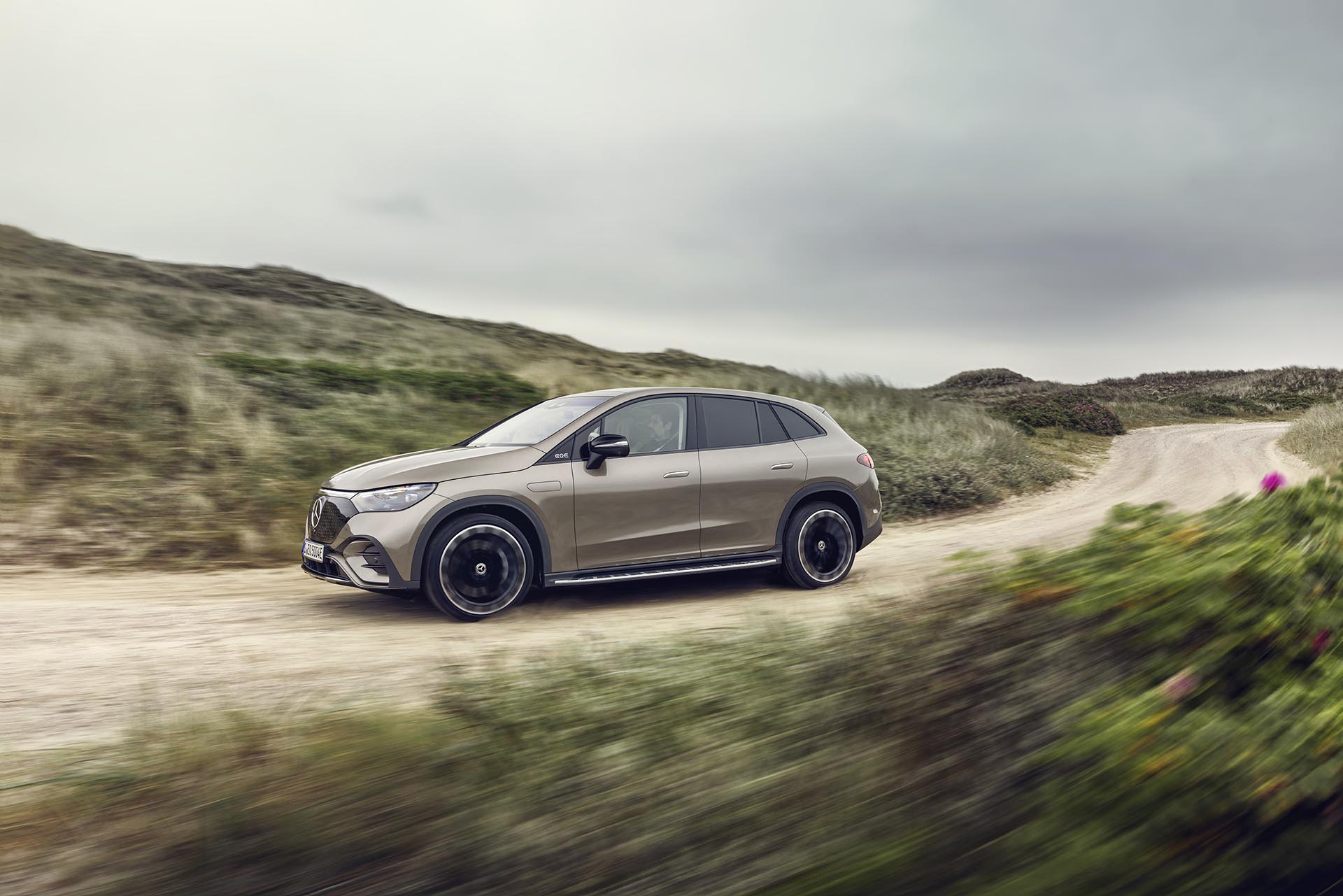 續航力逼近 600 公里！Mercedes-EQ 發布 EQE SUV 休旅車款