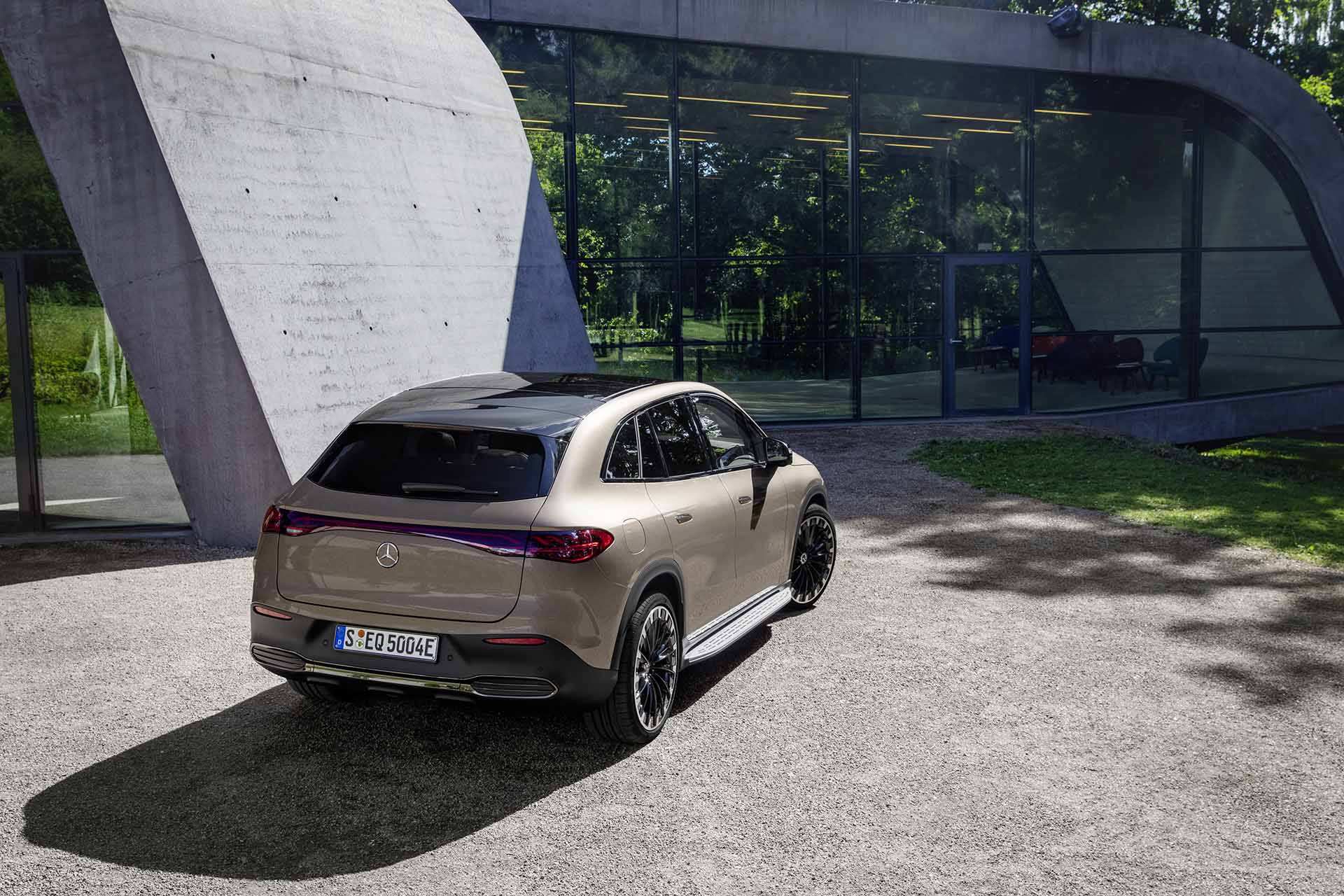 續航力逼近 600 公里！Mercedes-EQ 發布 EQE SUV 休旅車款